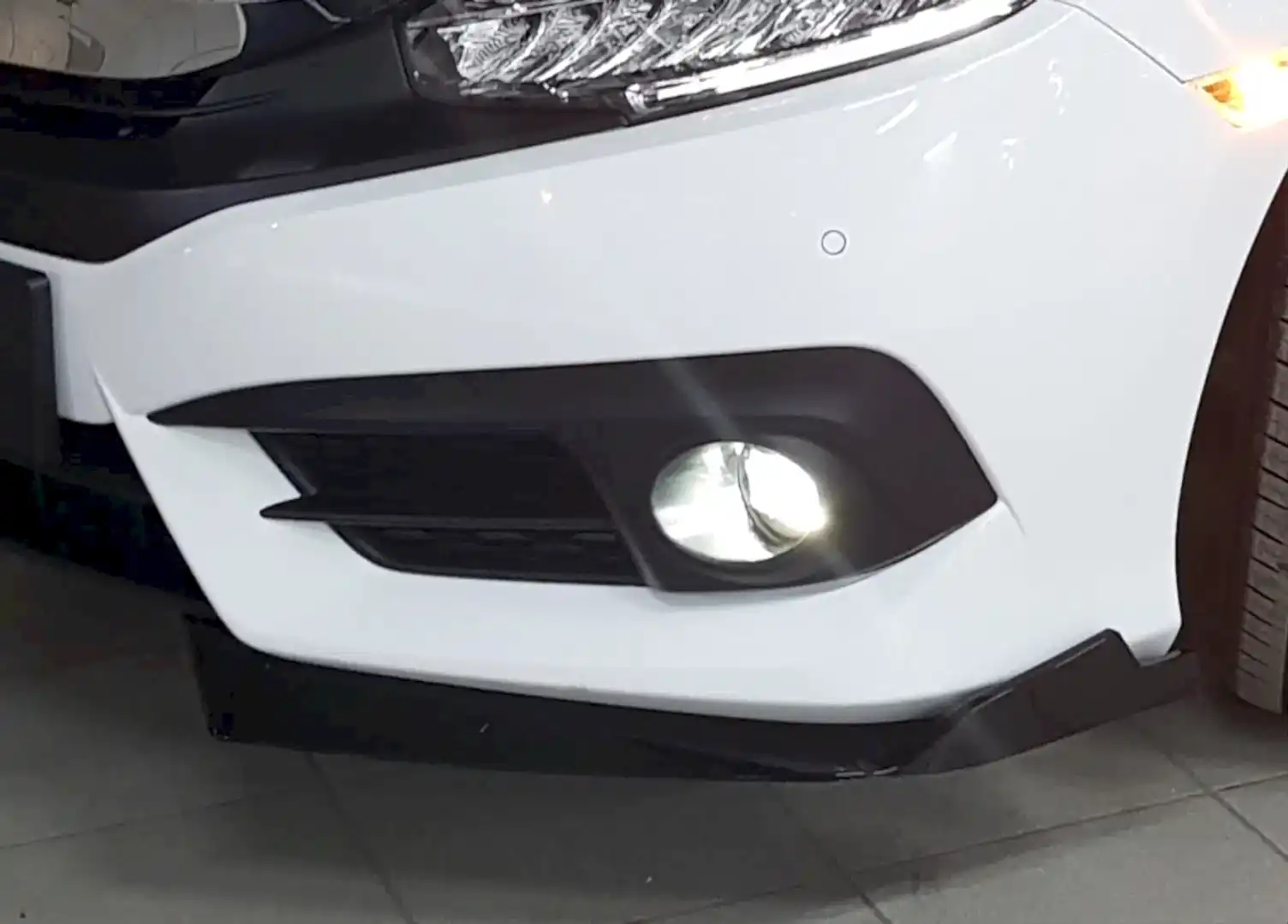 CIVIC FC5 2016-2020 IÇIN UYUMLU ÇIKINTILI ÖN FLAP PIANO BLACK DIZAYN B